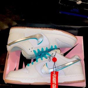Nike dunk Sb white Diamond dead stock w/box w/ extra laces. 13s rare size